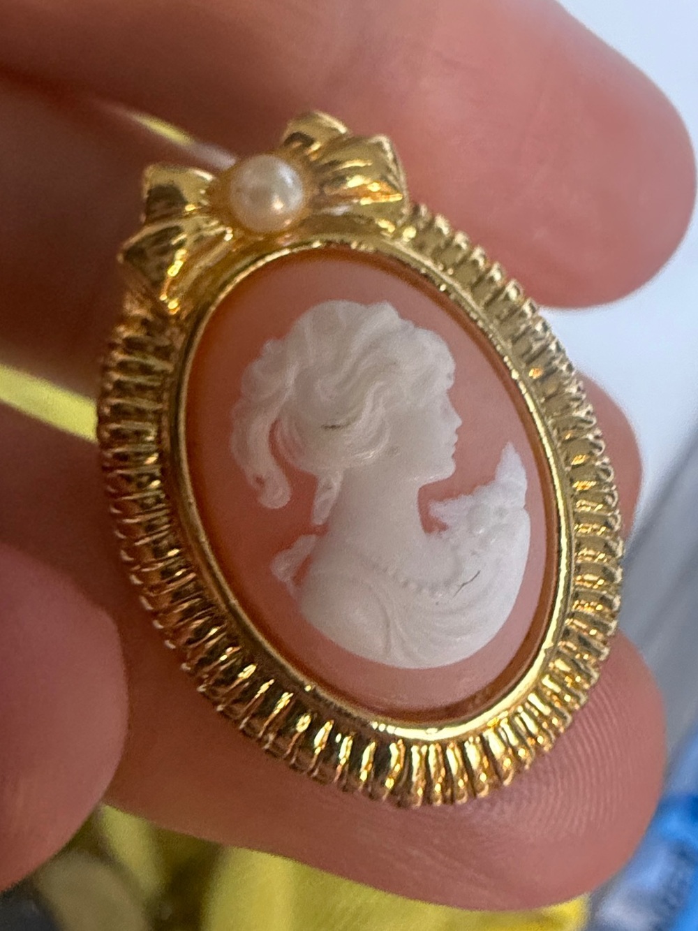 1988 Avon ‘Romantic Portraits’ Cameo Gold Tone Faux Peach Pearl clip on earring